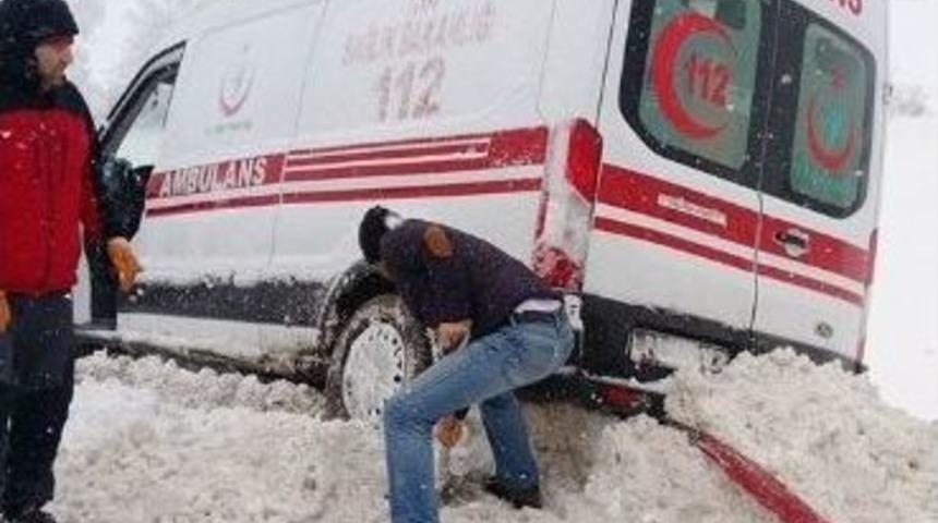Hastaya Giden Ambulans Yoldan Çıktı, İmdadına Kamyoncu Yetişti