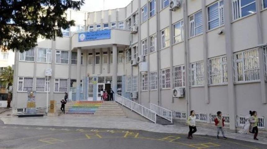 Kadın &Ouml;ğretmenden Kız &Ouml;ğrenciye Sınıfta 'soyunma' Cezası