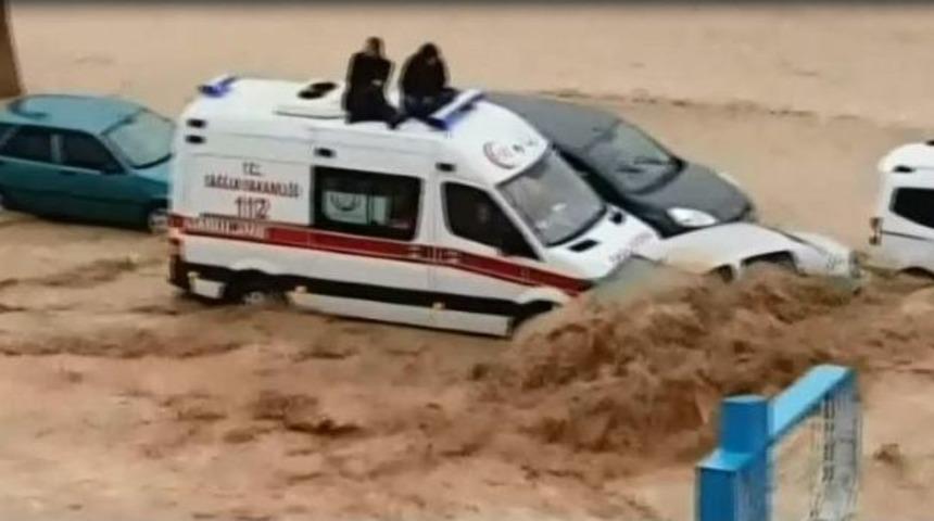Sel Sularından Ambulansın &Uuml;zerine &Ccedil;ıkarak Korundular