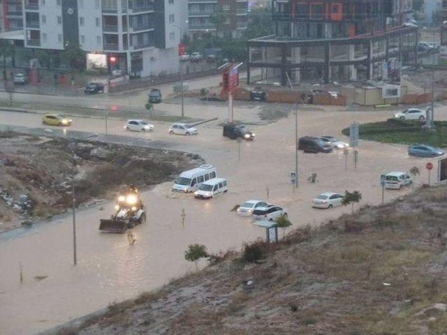 Sel Sularından Ambulansın Üzerine Çıkarak Korundular