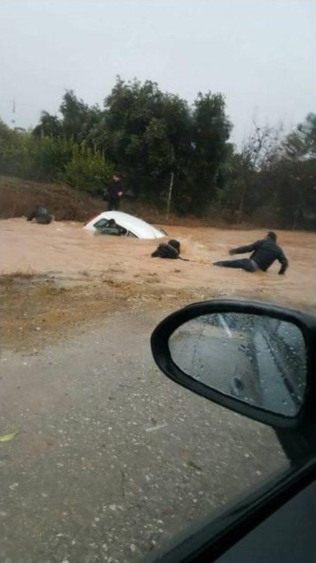 Sel Sularından Ambulansın Üzerine Çıkarak Korundular