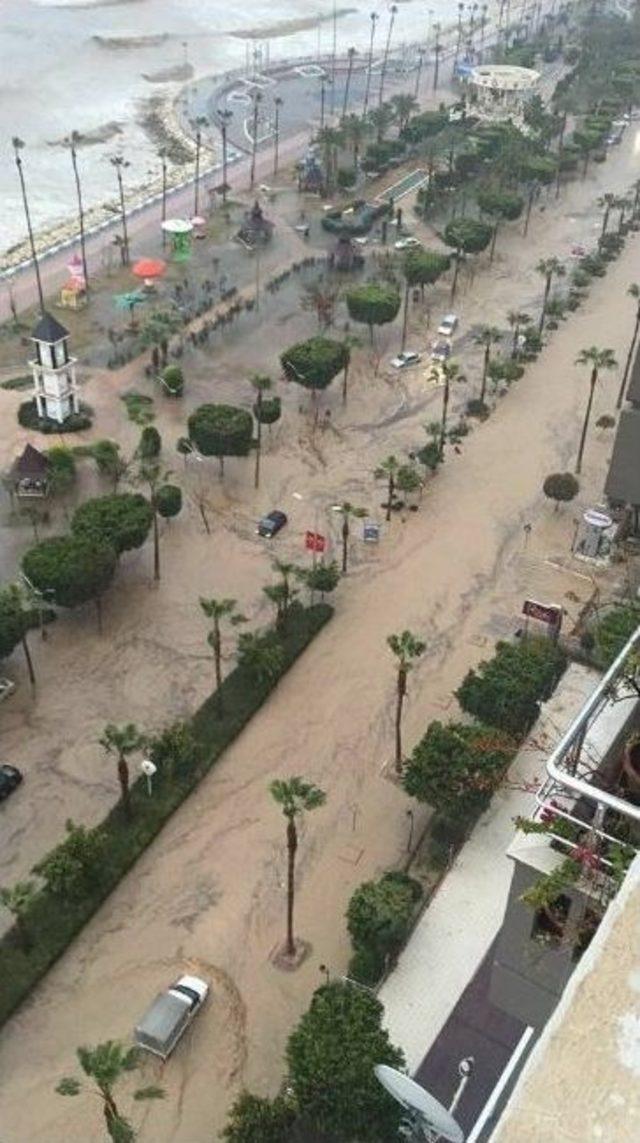 Sel Sularından Ambulansın Üzerine Çıkarak Korundular