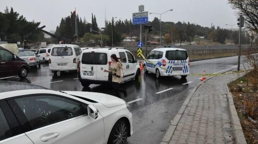 İzmir-manisa Yolu Kar Nedeniyle Trafiğe Kapatıldı