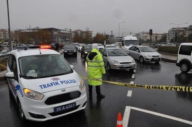 İzmir-manisa Yolu Kar Nedeniyle Trafiğe Kapatıldı