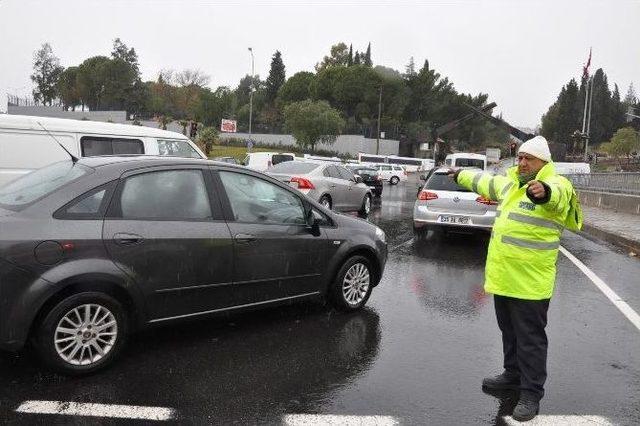 İzmir-manisa Yolu Kar Nedeniyle Trafiğe Kapatıldı