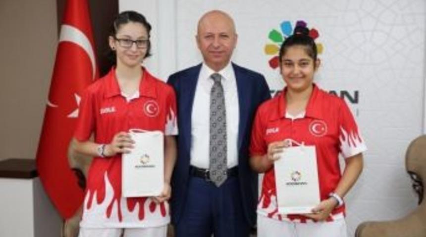 Kocasinan&rsquo;ın Bayan Masa Tenisi Takımı T&uuml;m Ma&ccedil;larını Kazanarak Şampiyon Oldu