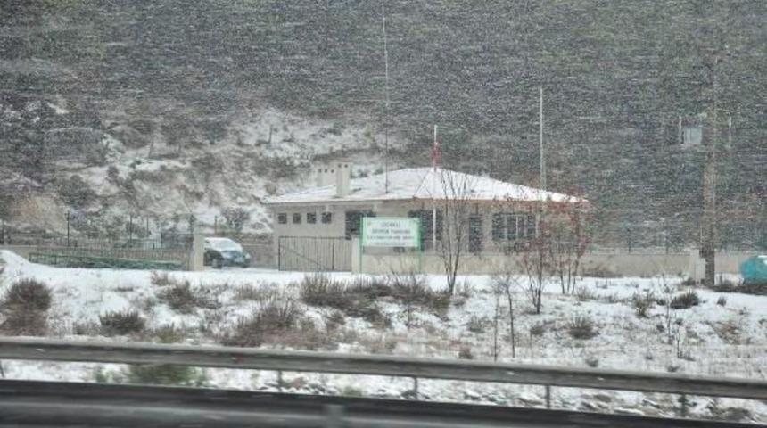 İzmir-Manisa Karayolu Kardan Kapandı