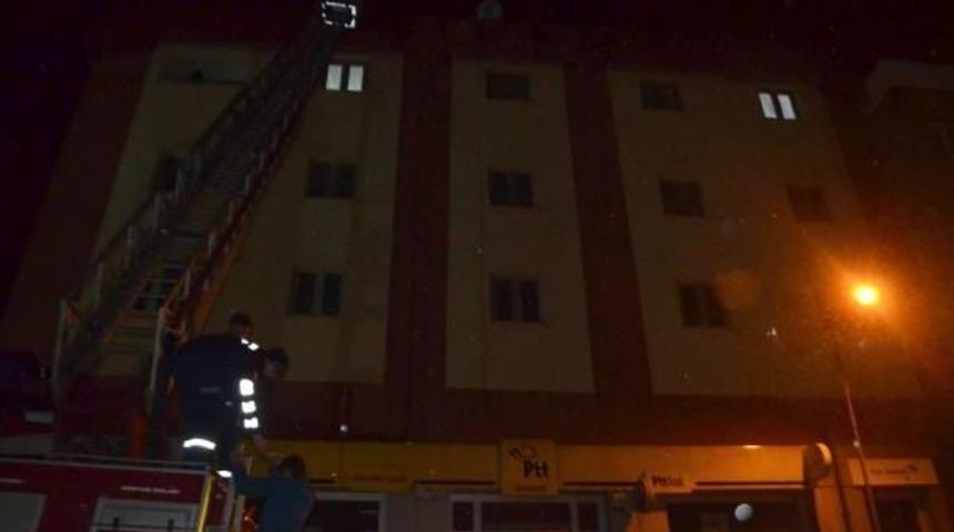 Ptt Hizmet Binasında Yangın &Ccedil;ıktı
