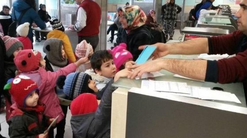 Minik &Ouml;ğrenciler Yakınlarını Unutmadı