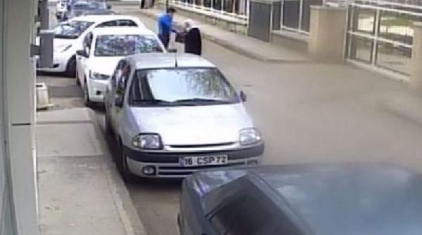 Bursa'da Telefon Dolandırıcılığı G&uuml;venlik Kamerasında