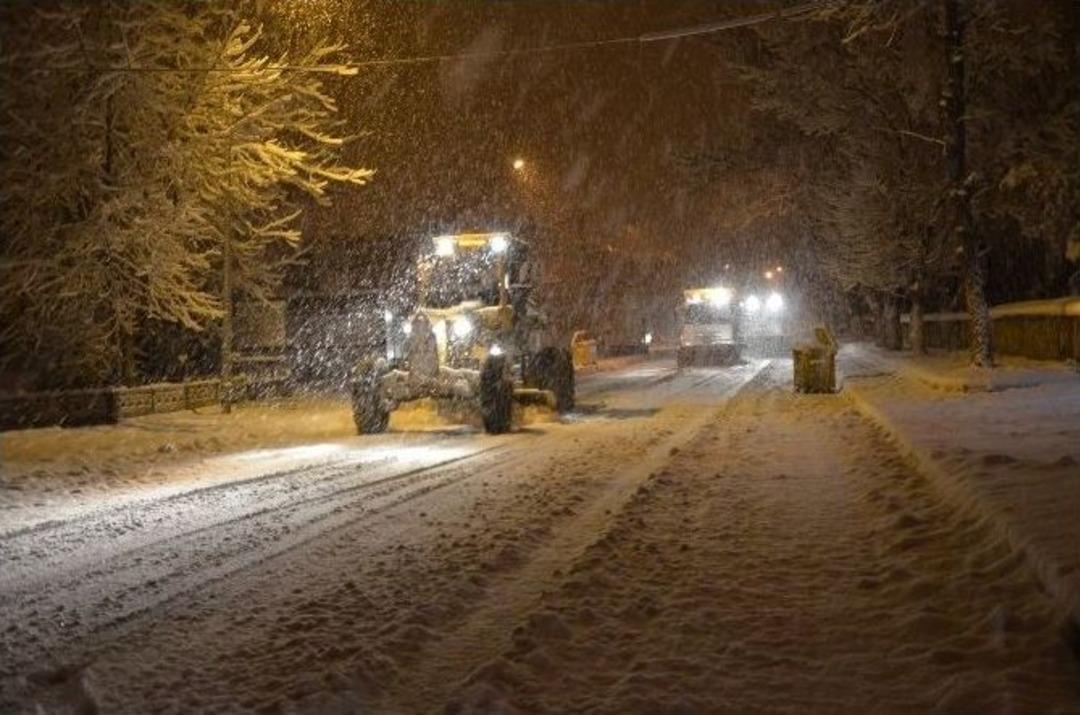 Boz&uuml;y&uuml;k Belediyesi Kar Mesaisinde