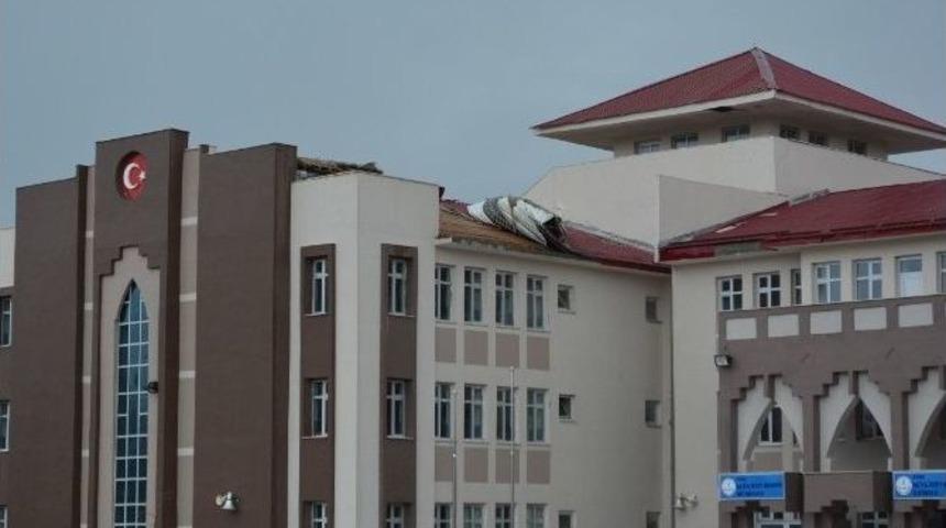 Niğde&rsquo;de Fırtına Okulun &Ccedil;atısını U&ccedil;urdu