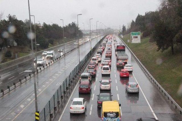 Yağmur Ve Rüzgar İstanbul Trafiğini Felç Etti