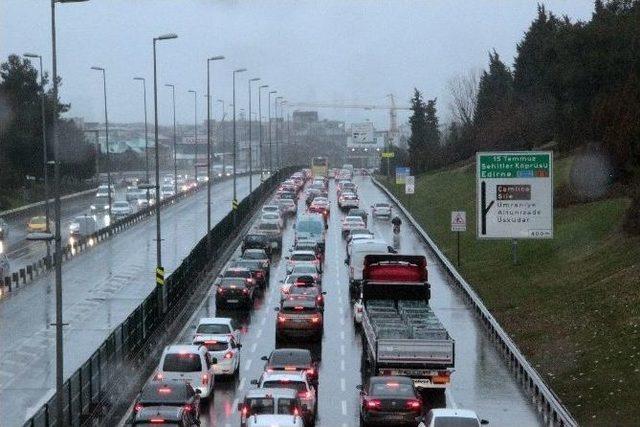 Yağmur Ve Rüzgar İstanbul Trafiğini Felç Etti