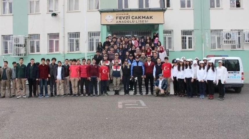 &Ouml;ğrencilerden Polis Ve Jandarma Ekiplerine Anlamlı G&ouml;steri
