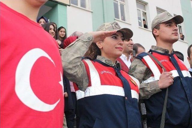 Öğrencilerden Polis Ve Jandarma Ekiplerine Anlamlı Gösteri