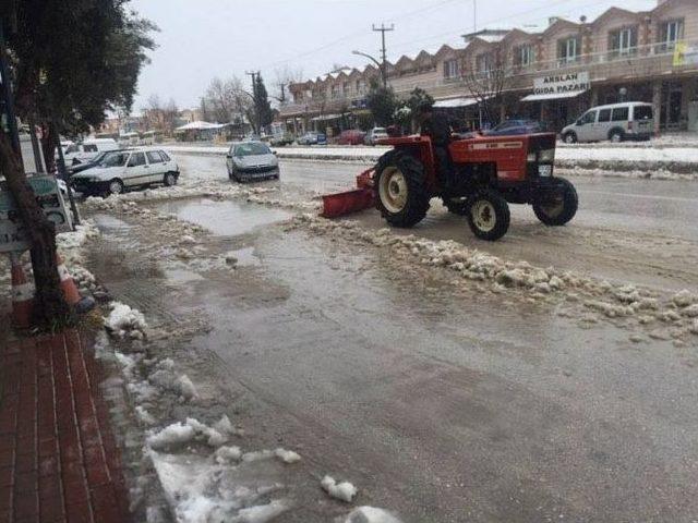 Muhtar Çareyi Kendine Ait Traktöre Kar Küreme Paleti Bağlayarak Buldu