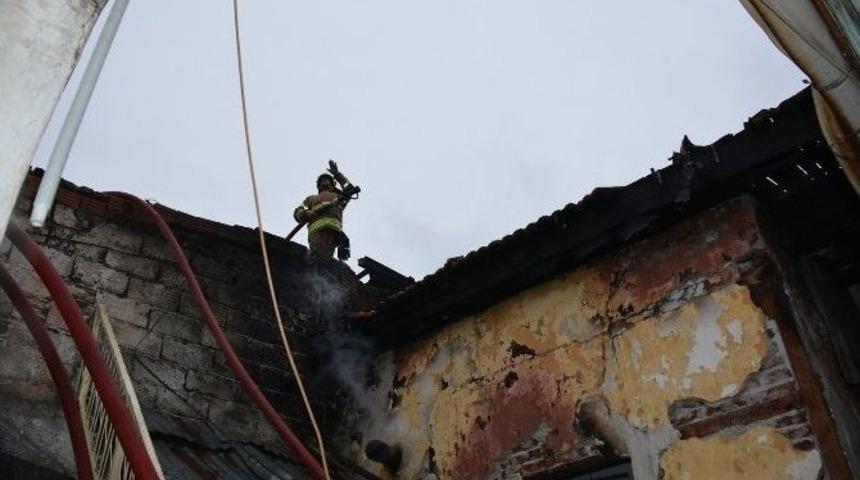 İzmir&rsquo;de Alevler İki Evi K&uuml;l Etti