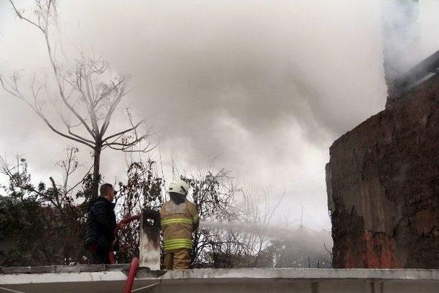 İzmir’de Alevler İki Evi Kül Etti