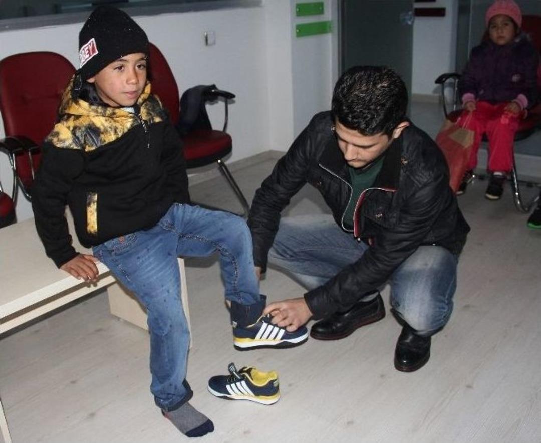 Kız Ayakkabısı Giyen Suriyeli &Ccedil;ocuğa Devlet Sahip &Ccedil;ıktı