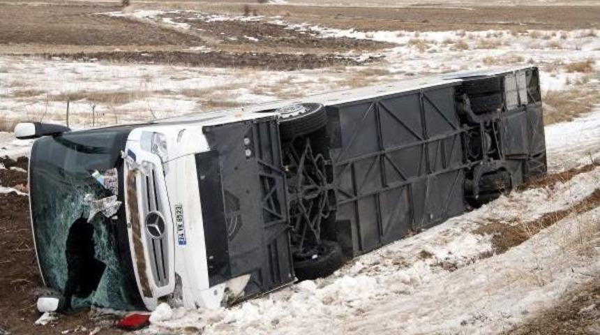 Kayseri'de 2 Otob&uuml;s Ve 1 Minib&uuml;s Devrildi: 49 Yaralı- Yeniden
