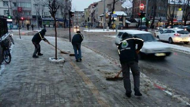 İnegöl'de Ankara Yolu Kısa Süre Kapandı