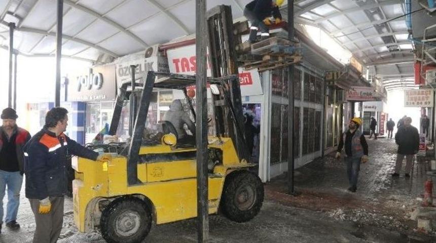 Belediye, Bedesten &Ccedil;arşısının &Ccedil;atısını Onarmaya Başladı