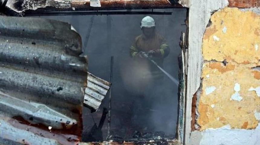 Bergama'da Iki Ev Yandı