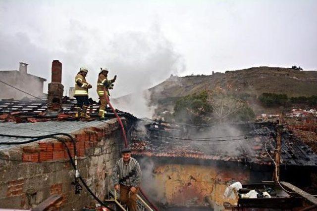 Bergama'da Iki Ev Yandı