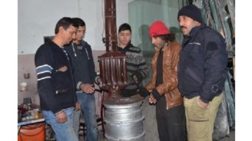 Kamyon Jantından Yaptığı Sobada Isınıyor