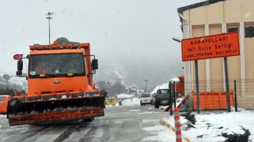 Yalova'da İstanbul Karayolunu Açık Tutma Çabası