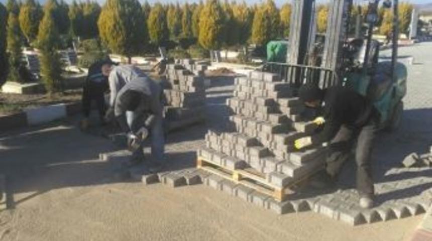 Turgutlu Mezarlığına Parke Taşı D&ouml;şendi