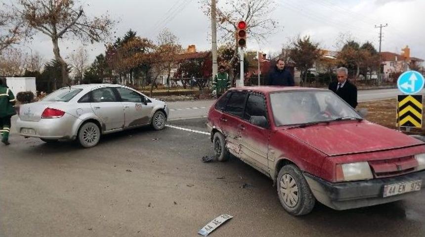 Şehir Mezarlığı Kavşağında Kaza: 2 Yaralı