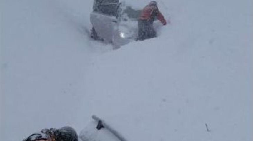 Yol Kenarındaki Kar K&uuml;tlesi, Ara&ccedil;ların &Uuml;zerine Devrildi