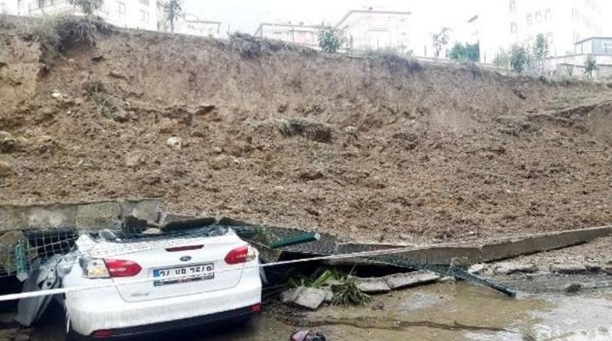 İstinat Duvarı Ara&ccedil;ların &Uuml;zerine Devrildi