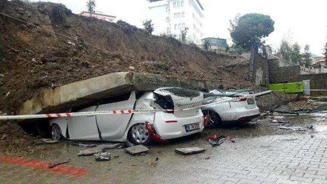 İstinat Duvarı Araçların Üzerine Devrildi