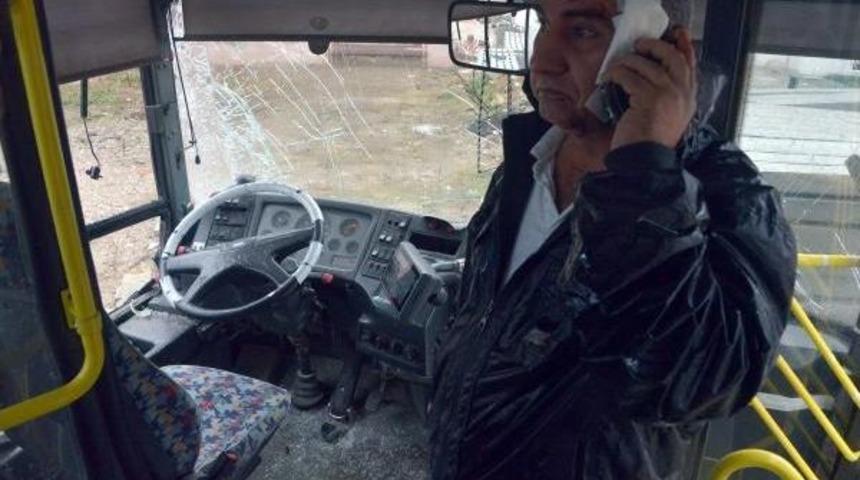 Direksiyonda Bayılan Otob&uuml;s Şof&ouml;r&uuml;, Bord&uuml;rlere &Ccedil;arparak Durabildi