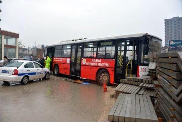 Direksiyonda Bayılan Otobüs Şoförü, Bordürlere Çarparak Durabildi