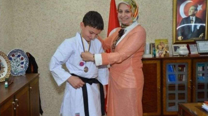 İl Milli Eğitim M&uuml;d&uuml;r&uuml; Durmuş&rsquo;tan Avrupa İkincisi Karateciye Teşekk&uuml;r Belgesi