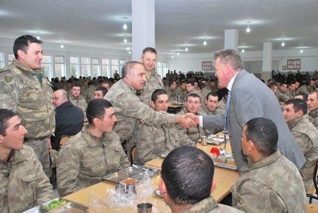 Dernek Temsilcileri Askerlerle Öğlen Yemeğinde Buluştu