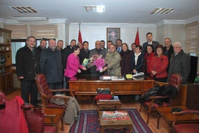 Dernek Temsilcileri Askerlerle Öğlen Yemeğinde Buluştu