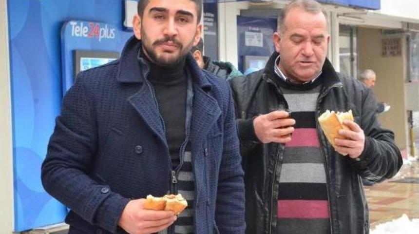 Kar Yağışını Fırsat Bilip, Kaldırımda Sucuk Keyfi Yaptı