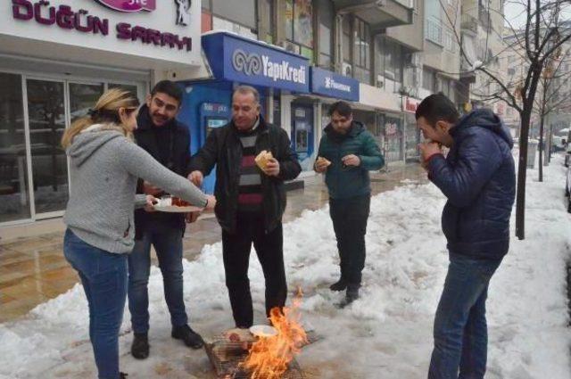 Kar Yağışını Fırsat Bilip, Kaldırımda Sucuk Keyfi Yaptı