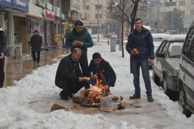 Kar Yağışını Fırsat Bilip, Kaldırımda Sucuk Keyfi Yaptı