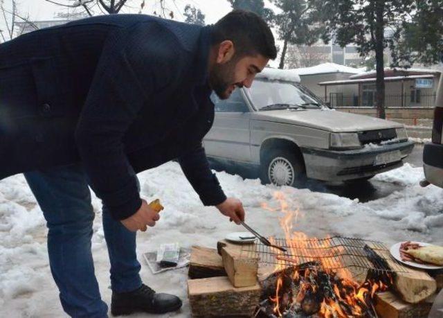 Kar Yağışını Fırsat Bilip, Kaldırımda Sucuk Keyfi Yaptı