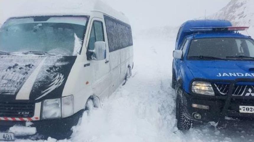 Adıyaman'da Karda Mahsur Kalan 15 Kişiyi Jandarma Kurtardı