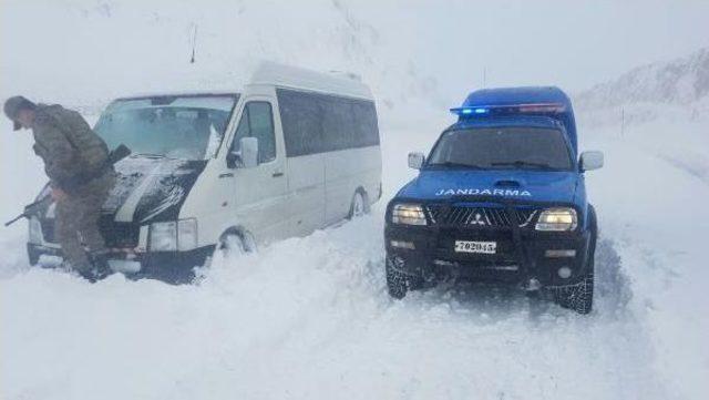 Adıyaman'da Karda Mahsur Kalan 15 Kişiyi Jandarma Kurtardı