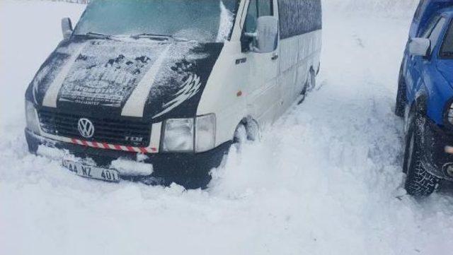 Adıyaman'da Karda Mahsur Kalan 15 Kişiyi Jandarma Kurtardı