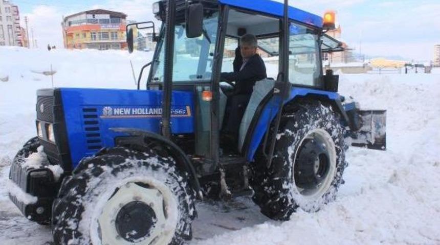 Muhtar, Trakt&ouml;r&uuml;yle Mahallede Kar Temizliği Yapıyor