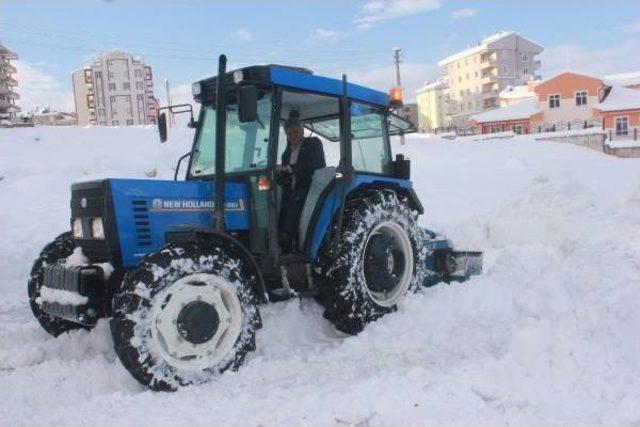 Muhtar, Traktörüyle Mahallede Kar Temizliği Yapıyor